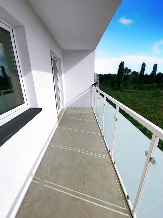Elegant 1-Bedroom Flat With Balcony Near Wrocław Buitenkant foto