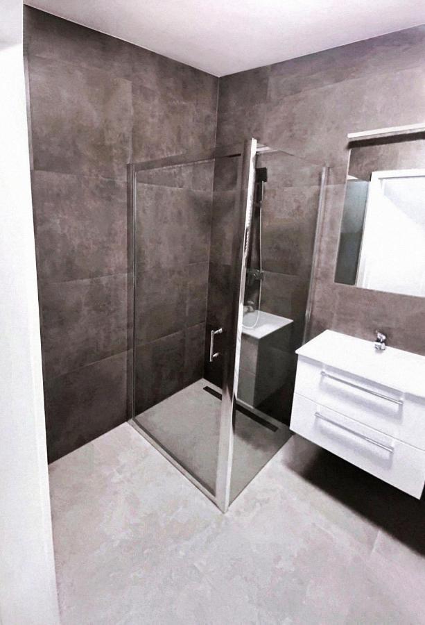 Elegant 1-Bedroom Flat With Balcony Near Wrocław Buitenkant foto